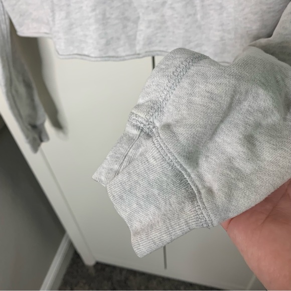 Abercrombie & Fitch Crop Graphic Logo Hoodie Sweatshirt - Picture 4 of 11